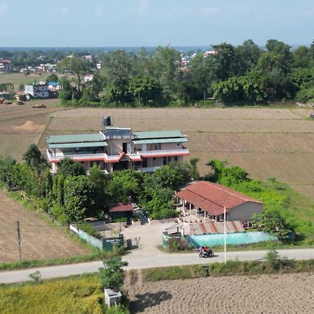 Hotel Tree Tops- A Serene Friendly Hotel In Sauraha 奇旺 外观 照片