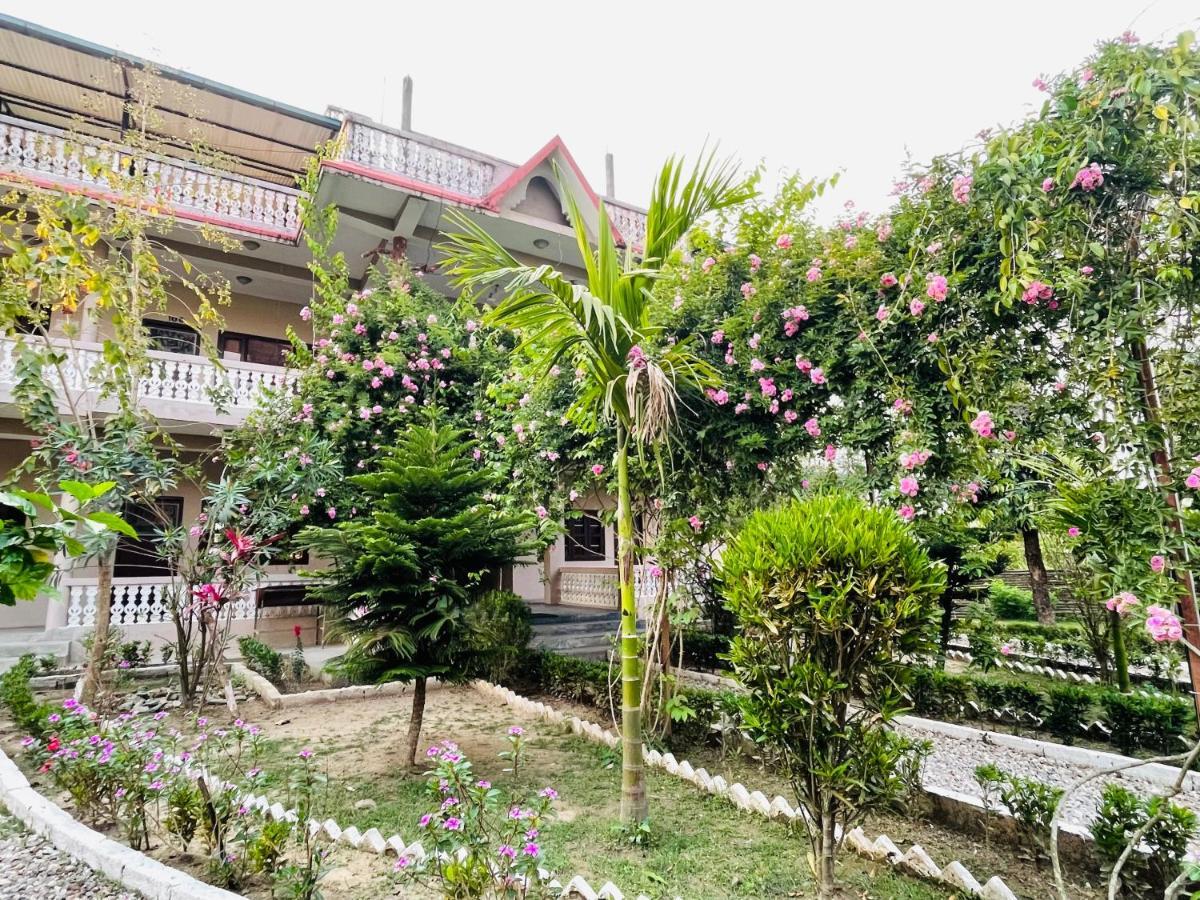 Hotel Tree Tops- A Serene Friendly Hotel In Sauraha 奇旺 外观 照片